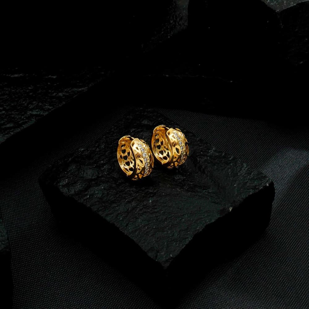 Brinco Dourado de Argolinha Vazado com Pedras de Zircônia, imagem 3