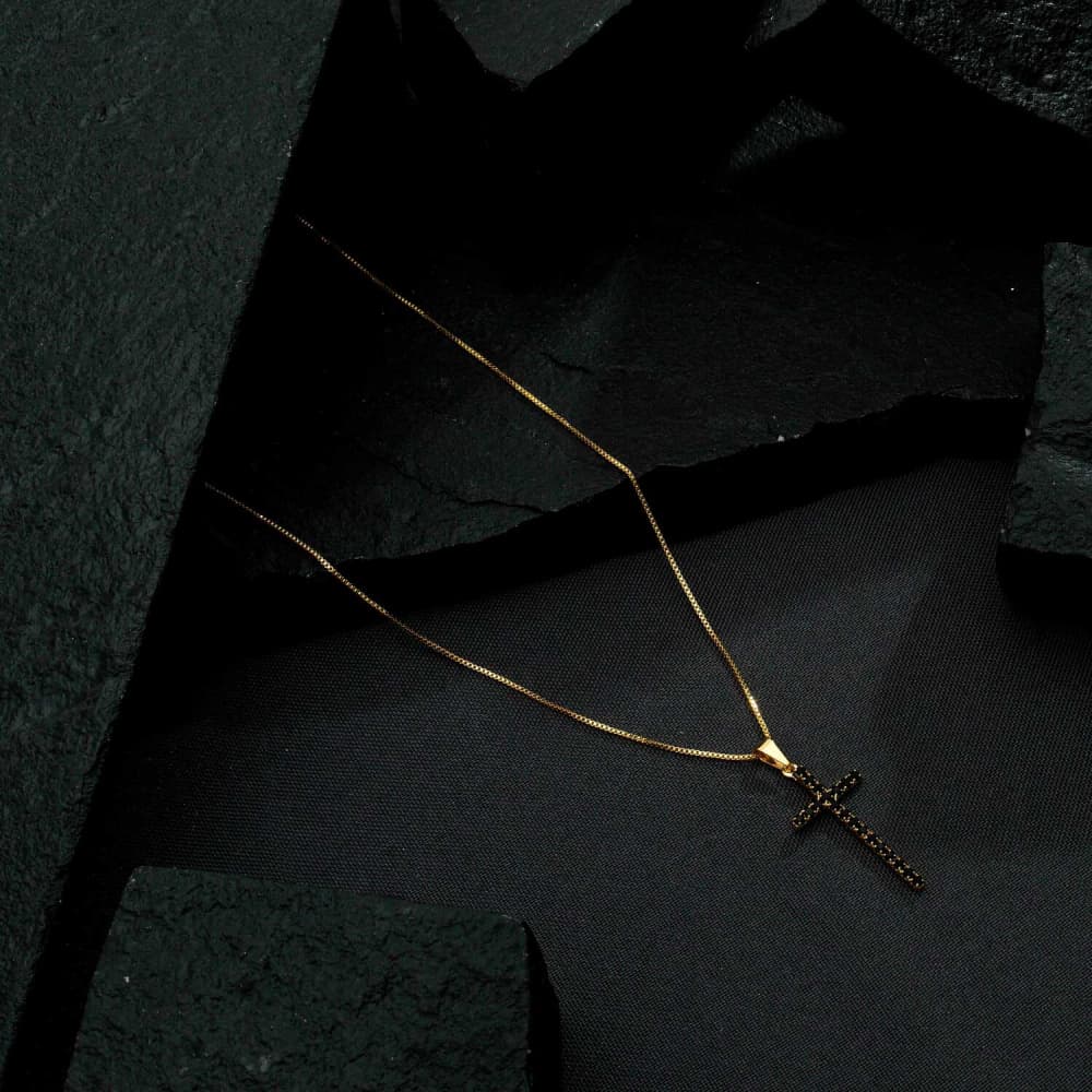 Colar Dourado de Cruz Cravejado de Pedra Natural Negra, imagem 3